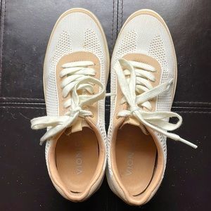 Vionic women’s white sneakers